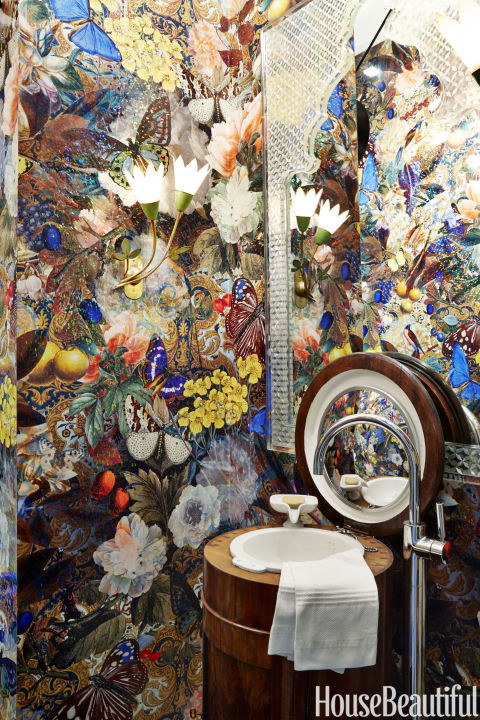 Phòng tắm. Đây mới là không gian thần tiên thực sự khi lạc bước vào mà không muốn ra. Giấy dán tường 3D với khung cảnh hoa lá trong rừng khiến ta phải choáng ngợp.