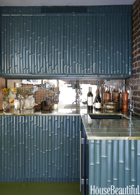 Phòng bếp cũng đặc biệt không kém với những thanh tre được ghép lại với nhau. Gạch ốp tường cũng được tận dụng mặt gương để tối đa hóa ánh sáng.