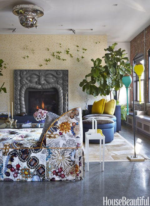 Phòng khách. Câu chuyện cổ tích hiện đại được nhà thiết kế vận dụng hết cỡ vào đồ đạc trong phòng. Đó là một lò sưởi lớn có hình thù kỳ quái, sofa được bao phủ bởi vải in họa tiết kim cương.