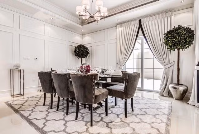 Căn Polo Home trong khu Arabian Ranches trị giá 18,5 triệu AED. Nó có 6 phòng ngủ, 7 phòng tắm, phòng trưng đồ quần áo rộng bao la và toàn bộ sàn đều được lát đá cẩm thạch.