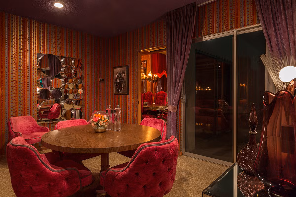 Ngôi nhà tái hiện lại một thời hoàng kim của nhung. Mỗi chi tiết trong trang trí nội thất đều được phủ bằng nhung màu đỏ và cam đầy sang trọng.