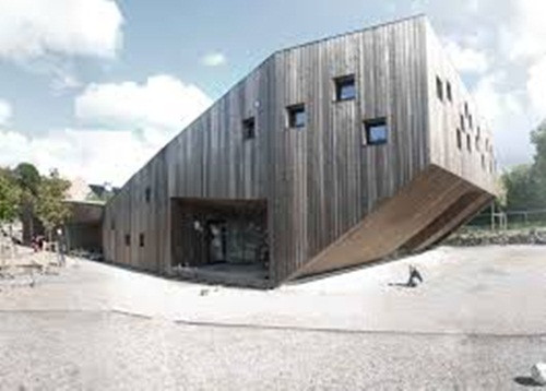 Trường mẫu giáo Fagerborg, Na Uy. Ngôi trường dành cho trẻ có thiết kế bên ngoài bằng gỗ mộc thoáng mát nhưng bên trong lại có nội thất vô cùng hiện đại với cầu thang tràn ngập ánh sáng.