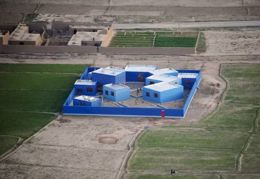 Trường Maria Grazia Cutuli, Herat Afghanistan. Trường học có màu xanh hòa bình nổi bật giữa vùng đất khô cằn bị tàn phá bởi chiến tranh. Ngôi trường này được thành lập bởi quỹ Grazia Maria Cutuli – tên một nhà báo người Ý bị giết khi đang thực hiện công việc của mình giữa chiến trường Afghanistan.