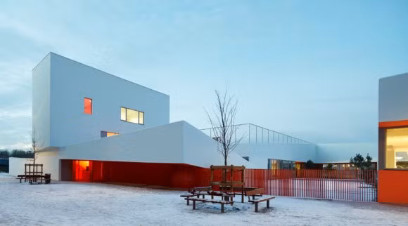 Nhà trẻ Groupe Scolaire Joséphine Baker ở La Courneuve, Pháp. Được thiết kế bởi kiến trúc sư Dominique Coulon et Associés. Vườn trẻ này có gam màu chủ đạo là màu cam để tạo cảm giác ấm áp trong tiết trời lạnh giá.