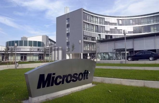 Microsoft được phát triển bởi Bill Gates và Paul Allen vào năm 1975, công ty có trụ sở tại tiểu bang Redmond thuộc Washington, chuyên phát triển, sản xuất, kinh doanh bản quyền phần mềm và hỗ trợ trên diện rộng các sản phẩm và dịch vụ liên quan đến máy tính. Các sản phẩm nổi tiếng nhất và bán chạy nhất gồm hệ điều hành Microsoft Windows và bộ phần mềm Microsoft Office, hiện Microsoft đang là nhà cung cấp phần mềm máy tính lớn nhất thế giới.