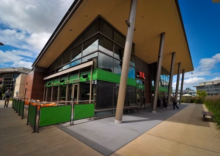 Cận cảnh lối ra vào tòa nhà.