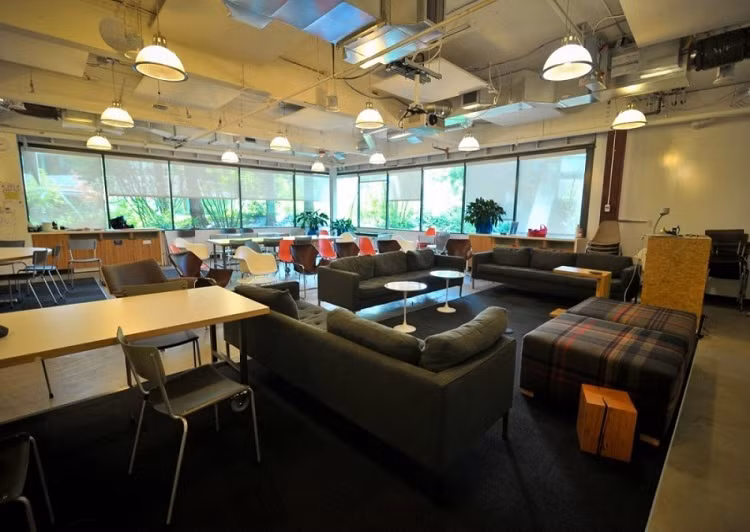 Phòng họp mang phong cách khá thoải mái.