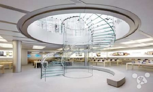 Tuy nhiên, bức tường kính khổng lồ ở lối vào được thay thế bằng một thiết kế hình trụ, trông tương tự như các tấm trong suốt trên thiết kế Mac Pro mới.