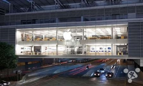Top 3 - Store khu vực Trung tâm tài chính quốc tế Hồng Kông: Điều nổi bật nhất của Apple Store này là thiết kế hướng ngoại của nó, kiến trúc kiểu cây cầu trên cao độc đáo của nó khiến khách hàng đi qua mặc dù bận rộn cũng phải ngước nhìn. 