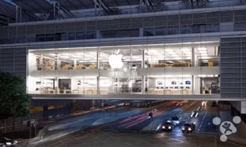 Top 3 - Store khu vực Trung tâm tài chính quốc tế Hồng Kông: Điều nổi bật nhất của Apple Store này là thiết kế hướng ngoại của nó, kiến trúc kiểu cây cầu trên cao độc đáo của nó khiến khách hàng đi qua mặc dù bận rộn cũng phải ngước nhìn. 