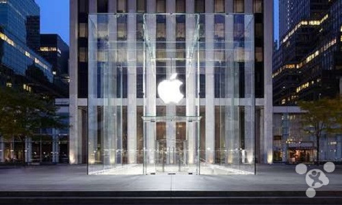 Top 1 - Store Fifth Avenue, New York: Fifth Avenue là cửa hàng bán lẻ Apple được ưa chuộng nhất tại New York, bức tường kính khổng lồ vuông vắn trước lối ra vào tạo điểm nhấn cho store. 