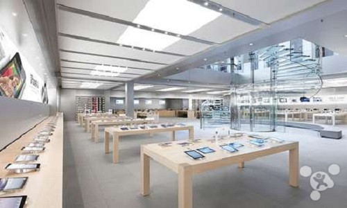 Bước vào bên trong, một không gian phân phối thiết bị của Apple khổng lồ choáng ngợp ánh mắt của các “tín đồ” Apple. 