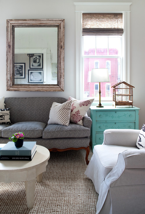 Ví dụ một bức tranh có màu tối sầm sẽ làm không gian phòng khách trở nên cũ kỹ thì bạn hãy sơn lại khung của nó màu sáng hoặc màu đen tương phản với màu sơn tường sẽ khiến nó mới mẻ hơn.