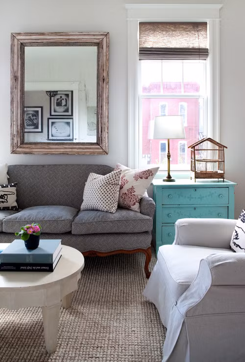 Ví dụ một bức tranh có màu tối sầm sẽ làm không gian phòng khách trở nên cũ kỹ thì bạn hãy sơn lại khung của nó màu sáng hoặc màu đen tương phản với màu sơn tường sẽ khiến nó mới mẻ hơn.