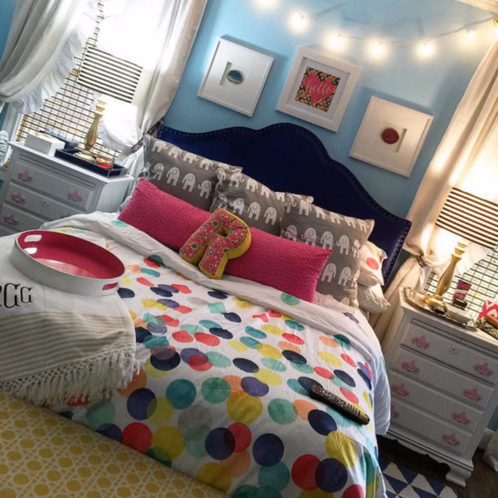 Dùng hàng dệt may, thủ công. Một căn phòng có đồ vật làm thủ công mỹ nghệ như thế này sẽ tạo ra phong cách riêng cho những cô cậu tuổi ô mai.