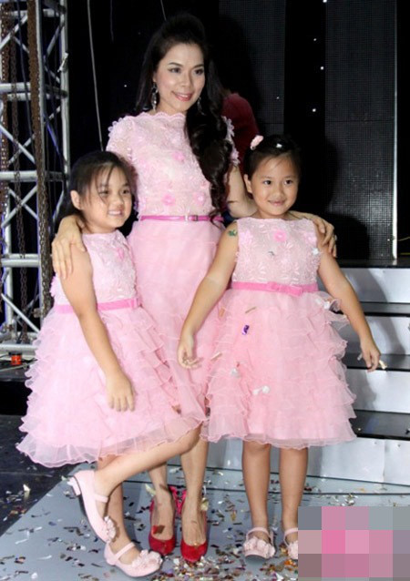 Ca sỹ Mỹ Lệ bỏ ra hơn nửa tỷ đồng/ năm tiền học phí cho hai cô công chúa của mình tại trường quốc tế Đức. Hiện tại ở cấp tiểu học, học phí của mỗi bé khoảng 280 triệu đồng một năm. Đây là cái giá tương xứng cho việc được học tận 6 thứ tiếng ở độ tuổi này. Ảnh: Blog tâm sự.