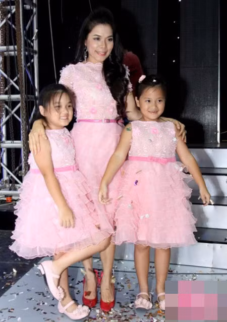 Ca sỹ Mỹ Lệ bỏ ra hơn nửa tỷ đồng/ năm tiền học phí cho hai cô công chúa của mình tại trường quốc tế Đức. Hiện tại ở cấp tiểu học, học phí của mỗi bé khoảng 280 triệu đồng một năm. Đây là cái giá tương xứng cho việc được học tận 6 thứ tiếng ở độ tuổi này. Ảnh: Blog tâm sự.