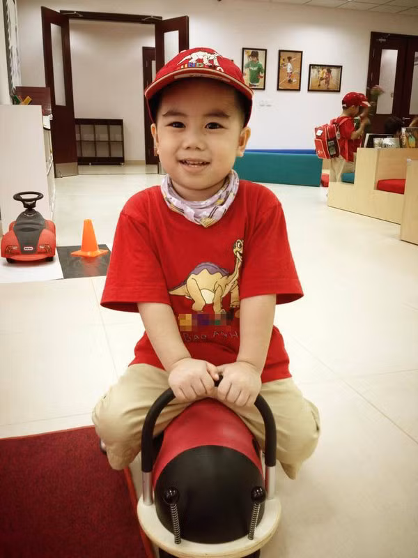 Ku Híp, con trai của diễn viên Hải Anh cũng được cho học ở trường mầm non Anh Quốc như Subeo của Hồ Ngọc Hà. Một số cục cưng của các sao khác là bé Devon nhà Trương Ngọc Ánh,cậu bé Todd con trai của người đẹp Dương Thùy Linh cũng học ở trường này. Ảnh: Blog tâm sự.