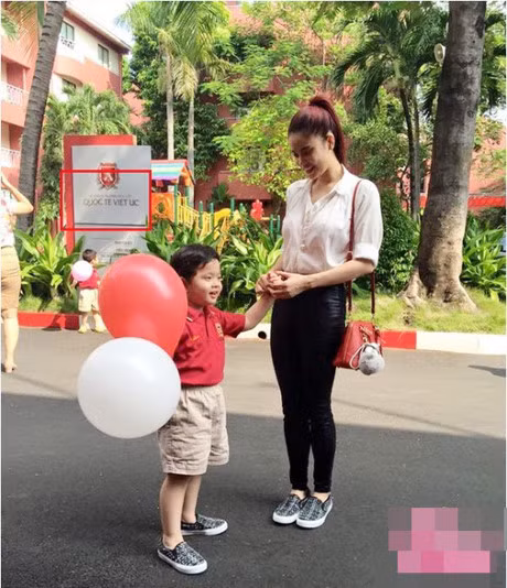 Một năm ca sỹ Trương Quỳnh Anh chi gần 100 triệu đồng tiền học phí cho bé Sushi theo học tại một trường quốc tế nổi tiếng ở Sài Gòn. Ảnh: Blog tâm sự.