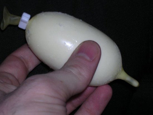 Kem bao cao su. Kem này dành cho trẻ em, bỏ trong chiếc bong bóng và sẽ phải cắn rách lớp ngoài mới ăn được. Dù được trẻ yêu thích nhưng nó lại bị phản đối kịch liệt từ các bậc cha mẹ bởi nó quá giống hình bao cao su. 