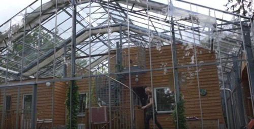 “Đây là một ngôi nhà mùa hè” Marie giải thích. Sống trong nhà quả thật rất thoải mái, cả đông lẫn hè. Người chồng là một kỹ sư thiết kế và anh dễ dàng thực hiện ngôi nhà này, lấy cảm hứng từ tác phẩm sinh thái của một kiến trúc sư nổi tiếng.