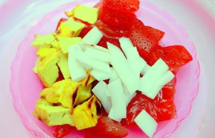 Món sứa đỏ xuất hiện tại Hà Nội. Vẻ lạ lẫm của nó khiến nhiều người đổ xô đi ăn thử món ăn đặc biệt này. Ở Hà Nội, mỗi suất sứa đỏ mắm tôm được bán với giá dao động từ 25.000 - 30.000 đồng.