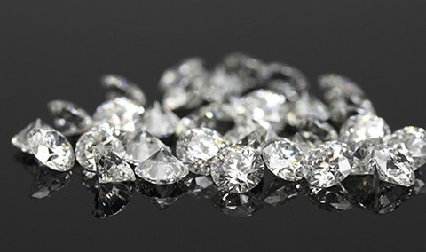 Kim cương hóa tro cốt. Những người lắm tiền không để tro cốt lên ban thờ mà dùng tro của người thân để làm kim cương nhân tạo. Mỗi viên kim cương giá khoảng 3.000 USD đến 40.000 USD, riêng kim cương màu sẽ có giá cao hơn khoảng 10-30%. Những viên kim cương này có thể bảo quản được hàng trăm năm.