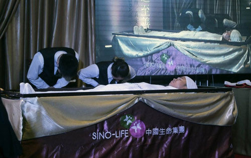 Liệu trình spa này gồm có rửa chân tay cho đến massage, trang điểm, quan tài siêu sang. Theo lời quảng cáo của đại diện tập đoàn này thì đây là dịch vụ: "Giúp người chết ra đi dễ chịu, thanh thản nhất sau khi đã trải qua một cuộc đời vất vả".