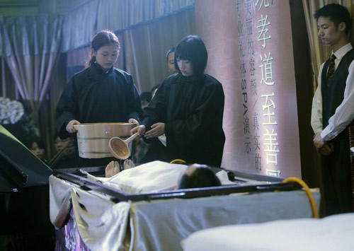 Spa cho người chết. Dịch vụ đặc biệt này được giới thiệu ở Trung Quốc. Với cái tên "Dịch vụ spa chuyên nghiệp cho thi thể", các nhân viên đã tái hiện trình tự của một liệu trình Spa và chăm sóc cơ thể cho người đã khuất.