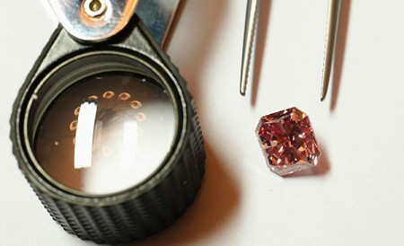 Nếu như những gia đình có ít tiền hơn thì có dịch vụ biến tro thành hạt cườm ở Hàn Quốc, giá chỉ 870 USD.