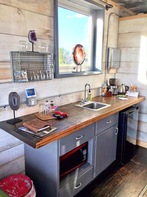 Phòng bếp nhỏ nhắn, tiện nghi.