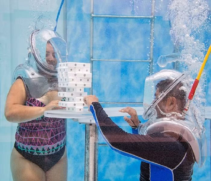 Các nhân viên quán bar sẽ tận tình hướng dẫn bạn quy tắc chơi.