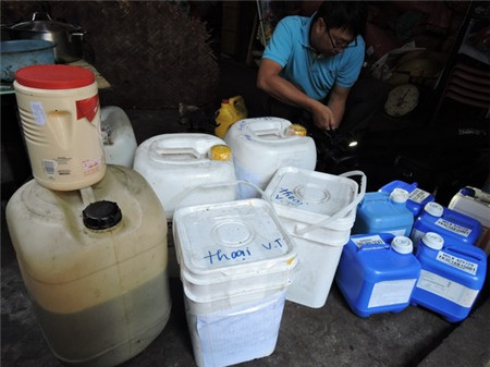 Mới đây, một cơ sở rang cà phê tại số 268, đường Trương Công Đinh, TP Vũng Tàu bị cảnh sát điều tra và phát hiện một số lượng lớn cà phê, đậu nành, các phụ gia chưa rõ nguồn gốc xuất xứ thêm vào đó là quá trình chế biến rất mất vệ sinh. Điều này khiến dư luận vô cùng lo sợ, hoang mang không biết bằng cách gì để phân biệt được cà phê thật và cà phê ngậm hóa chất. Ảnh: Tuổi Trẻ.