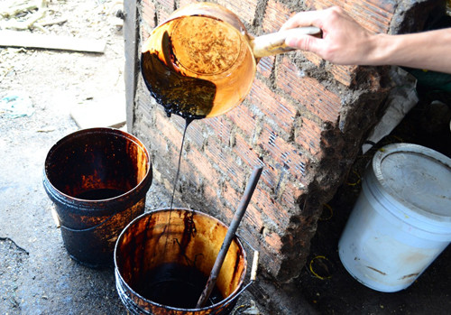 Độ sánh của cà phê cũng là chi tiết đáng quan tân. Thường cà phê pha sẵn bằng hóa chất sẽ đặc kẹo, cực sánh, dẻo. Trong khi đó nước cà phê tự nhiên thì độ sánh không đáng kể. Ảnh: Việt Báo.