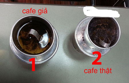 Khi bạn chế nước sôi vào phin chứa cà phê nguyên chất, lập tức bột cà phê sẽ nở phồng lên, sủi bọt mạnh, thậm chí tràn ra cả ngoài phin. Bột cà phê có tạp chất khi gặp nước nóng không nở phồng lên, lịm xuống và bốc mùi thơm lan tỏa ra nồng nặc thì bạn biết chắc rằng trong phin có rất ít cà phê.