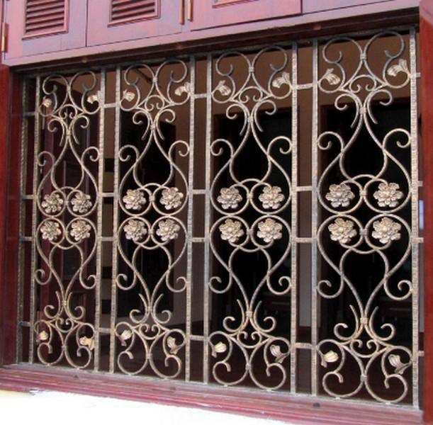 Song cửa hoa sắt được sơn màu vàng đồng mang lại sự sang trọng, thời thượng cho cả bộ khung cửa. Ảnh: Satmythuatphatdat.