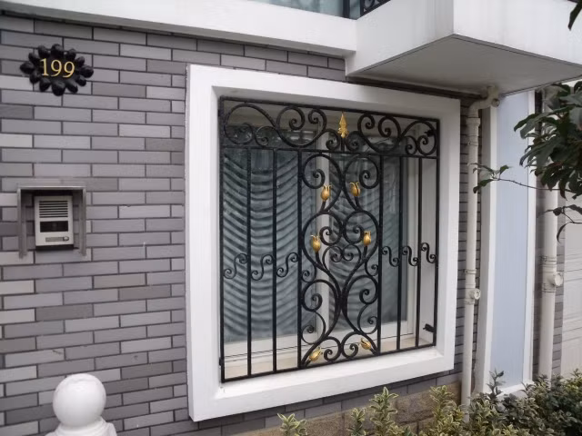 Đây là mẫu thiết kế song cửa sổ được nhiều gia đình ưa chuộng dùng cho những ngôi nhà ống. Ảnh: Thepmythuatvinhphuc.