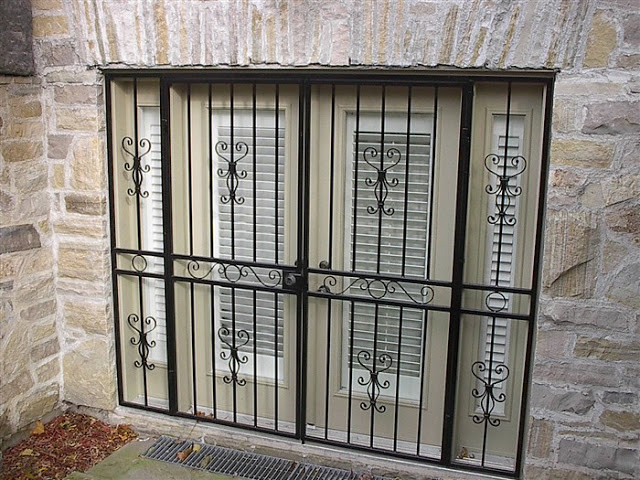 Với mẫu thiết kế chấn song cửa sổ này, bạn có thể mở tung cửa để đón gió cả ngày lẫn đêm mà không hề phải lo ngại vấn đề an toàn. Ảnh: Cokhihoangphat.