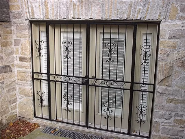 Với mẫu thiết kế chấn song cửa sổ này, bạn có thể mở tung cửa để đón gió cả ngày lẫn đêm mà không hề phải lo ngại vấn đề an toàn. Ảnh: Cokhihoangphat.