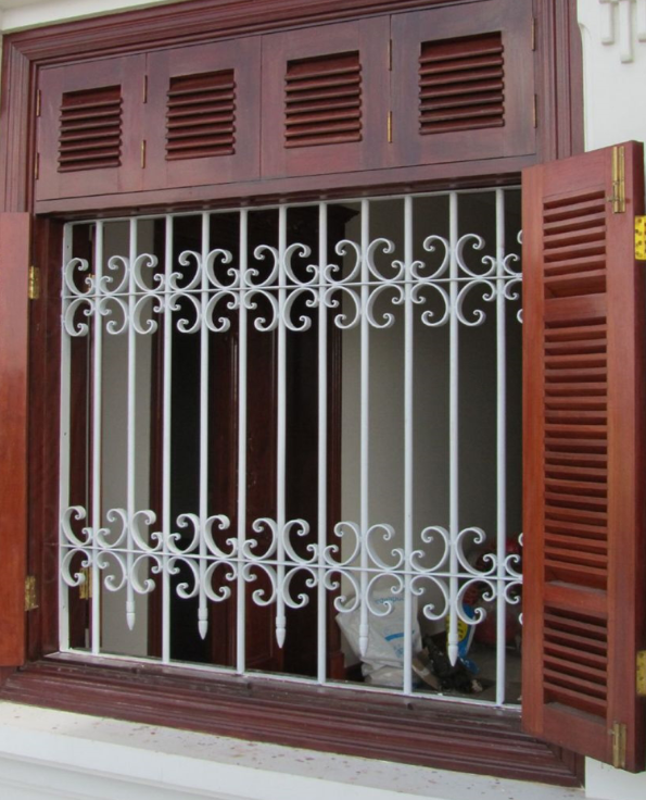 Tùy vào kiểu nhà ống, nhà biệt thự hay nhà cấp 4 mà bạn nên chọn mẫu song cửa sổ cho phù hợp. Ảnh: Triduc.