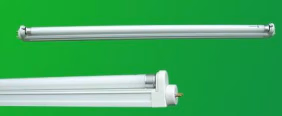 Thay vì lắm đèn chiếu sáng cho từng phòng, nếu hai phòng cạnh nhau bạn có thể lắp bóng đèn huỳnh quang dài đủ chiếu sáng cho hai phòng để giảm thiết bị điện cũng như công suất tiêu thụ điện năng cho gia đình mình.