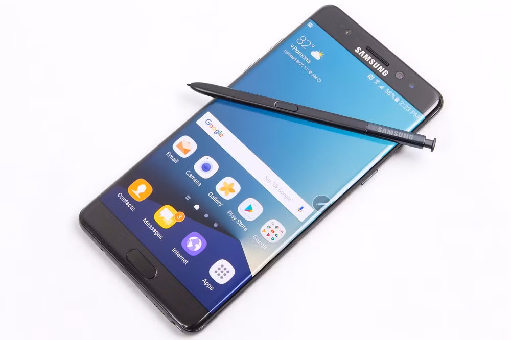 Theo Androidauthority, Galaxy Note 7 tân trang sẽ được bán ra tại Hàn Quốc với mức giá 700.000 Won (khoảng 620 USD – xấp xỉ 14 triệu đồng) Tức giảm 250$ ( khoảng 5,7 triệu) so với mức giá của những chiếc Galaxy Note 7 trước đây lên đến 870$ (khoảng 19.7 triệu đồng) 19.7 triệu đồng. Báo cáo chỉ ra rằng Galaxy Note 7 tân trang sẽ có tên bán ra là Galaxy Note 7R, chữ R trong từ Referbished (hàng tân trang).