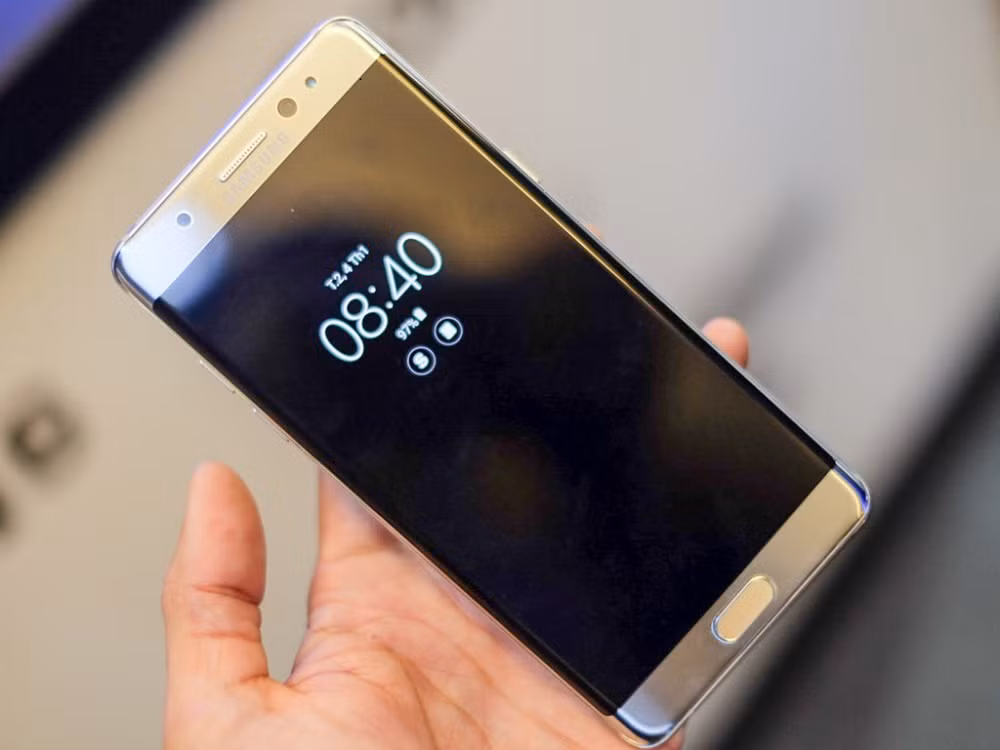 Theo báo cáo, Galaxy Note 7R sẽ có 1 chút thay đổi về Pin khi dung lượng chỉ còn lại 3200mAh so với 3500mAh trên phiên bản cũ. Ngoài ra máy bán ra sẽ được chạy phiên bản Android 7.