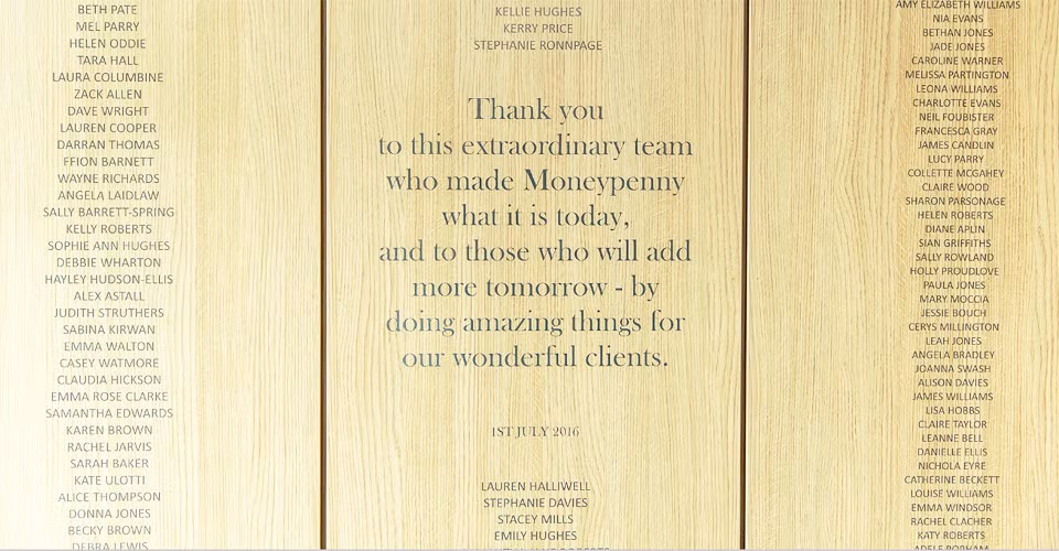 Phần đặc biệt của văn phòng là chiếc bảng ghi công cho tất cả các nhân viên. Ai cũng được vào bảng vàng này