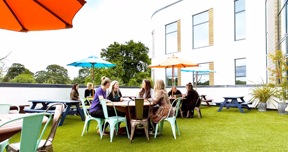 Ngoài ra, còn rất nhiều không gian ngoài trời để nhân viên có thể giải trí, uống trà ban trưa, tám chuyện trong thời gian nghỉ.