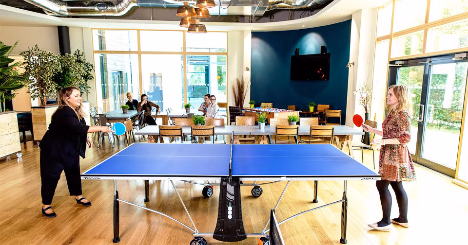 Ở một góc văn phòng, thậm chí còn có một bàn bóng bàn để vừa làm việc vừa thư giãn.