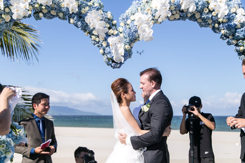 Mai từ chối tất cả những món quà đắt tiền lên đến hàng ngàn đô la của đại gia giàu có bởi cảm thấy mình chỉ hợp với những món bình dân. Khi đã quen nhau, ông Andrew cũng phải cầu hôn rất nhiều lần cô gái lọ lem mới đồng ý.