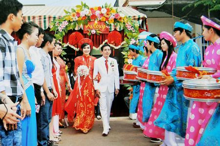 Chỉ mấy ngày sau, cô gái gật đầu đồng ý. Đám cưới diễn ra nhanh chóng và trở thành một sự kiện xôn xao, không chỉ đoàn rước dâu toàn siêu xe, trong đó có một chiếc trị giá 20 tỉ đồng mà riêng phần sính lễ cho nhà gái trị giá 1 tỉ đồng gồm 500 triệu đồng tiền mặt, 500 triệu đồng nữ trang.