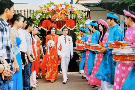 Chỉ mấy ngày sau, cô gái gật đầu đồng ý. Đám cưới diễn ra nhanh chóng và trở thành một sự kiện xôn xao, không chỉ đoàn rước dâu toàn siêu xe, trong đó có một chiếc trị giá 20 tỉ đồng mà riêng phần sính lễ cho nhà gái trị giá 1 tỉ đồng gồm 500 triệu đồng tiền mặt, 500 triệu đồng nữ trang.