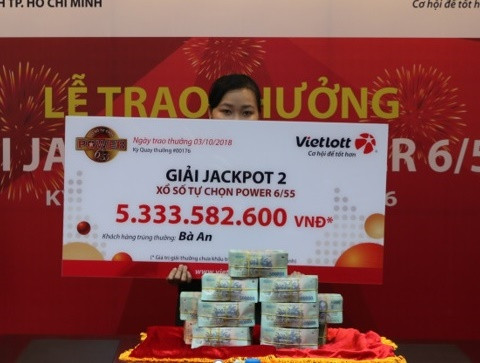 Trao 5,3 ty cho nguoi phu nu o TPHCM trung Vietlott